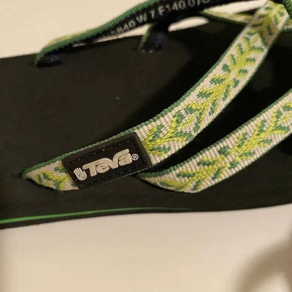 Teva Mush Olowahu Strappy Flip Flops in Tyena Lime Green Size 7 women NWOT - Picture 7 of 11